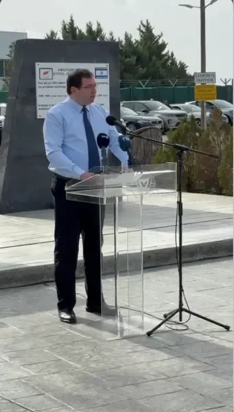 מסמכי מכרז ציבורי מוערים על שולחן עבודה כהה